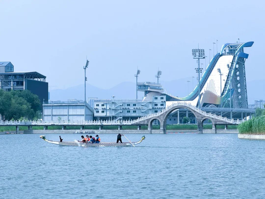 就在石景山首钢园群明湖
